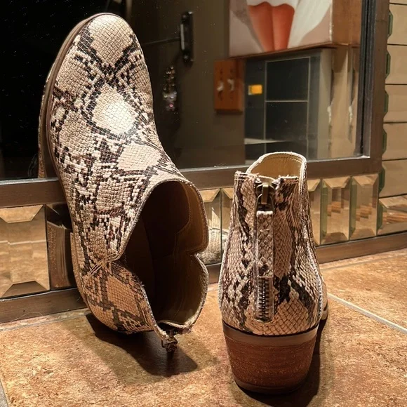 NWOT Faux Snake Skin Booties - Picture 5 of 11